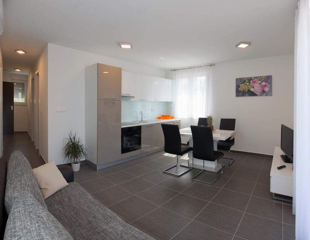 Apartments Diamond Podstrana Ruang foto